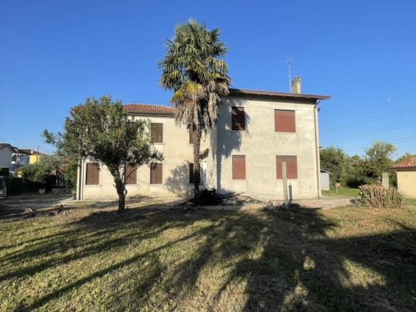 PORZIONE VERTICALE DI BIFAMILIARE CON AMPIO SCOPERTO - FS Immobiliare