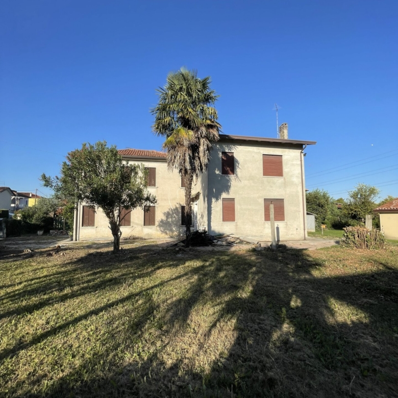 PORZIONE VERTICALE DI BIFAMILIARE CON AMPIO SCOPERTO - FS Immobiliare